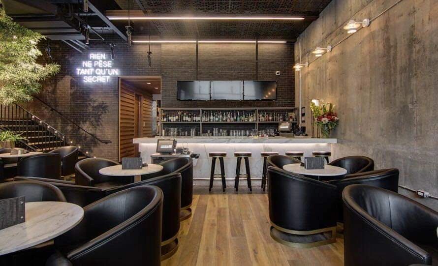 Parquet posé par Sols Concept Design dans un restaurant, avec lames de bois aux tons chaleureux