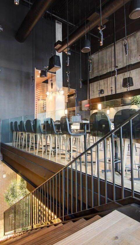 Escalier avec marches en bois dans un restaurant