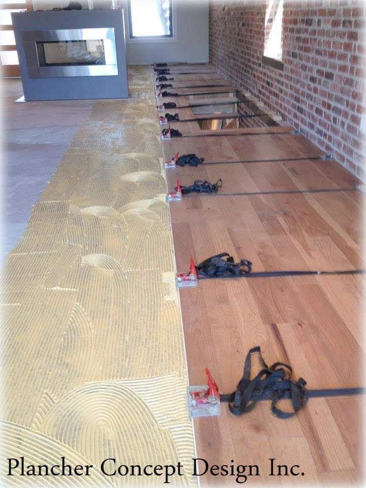 Pose de parquet collé avec sangles de serrage