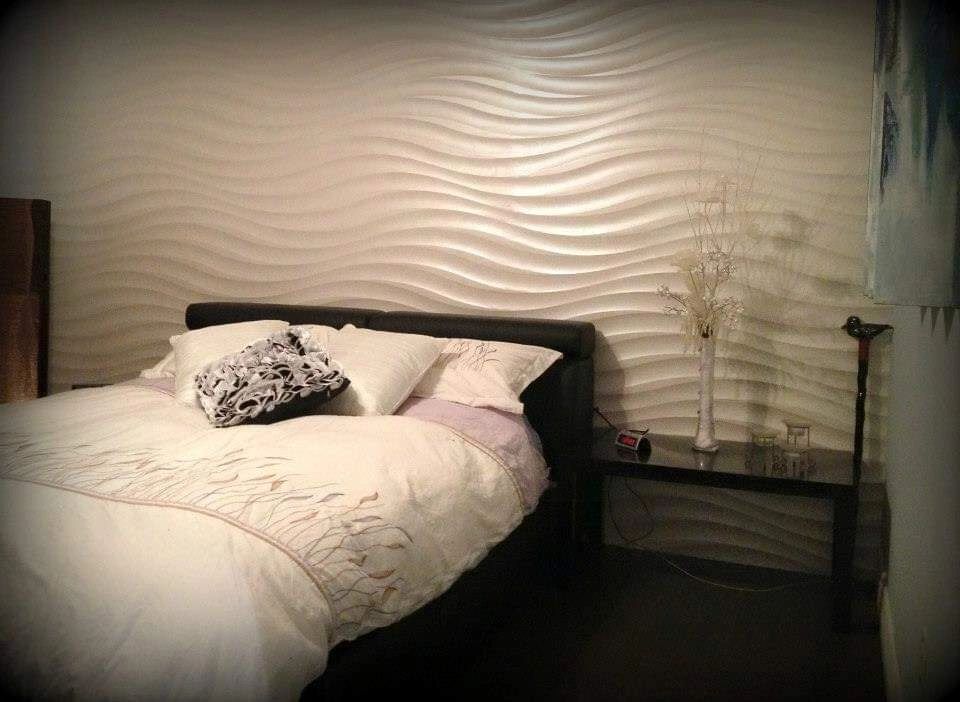 Revêtement mural en relief derrière une tête de lit