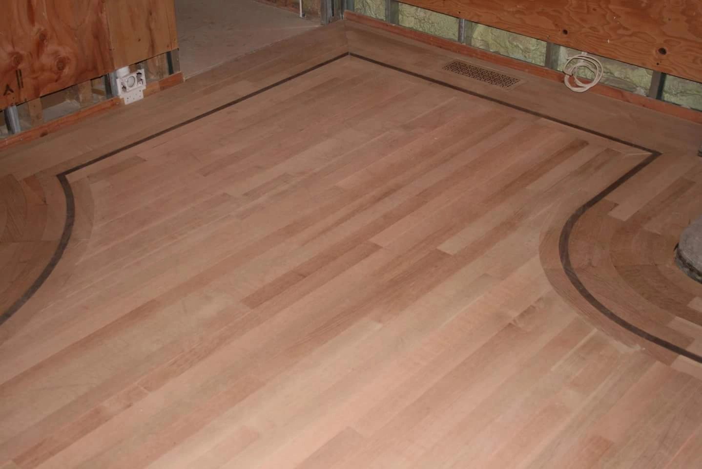 Parquet avec bordure décorative et découpes courbes