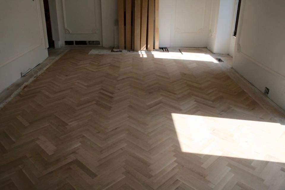 Parquet à bâtons rompus dans une pièce ancienne