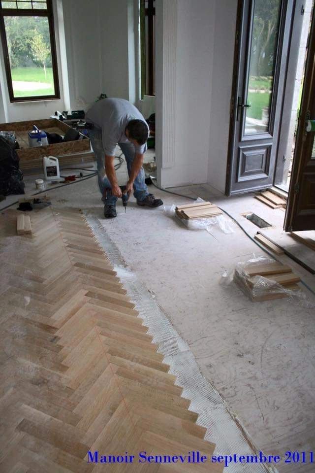 Travaux de pose de parquet dans une bâtisse ancienne
