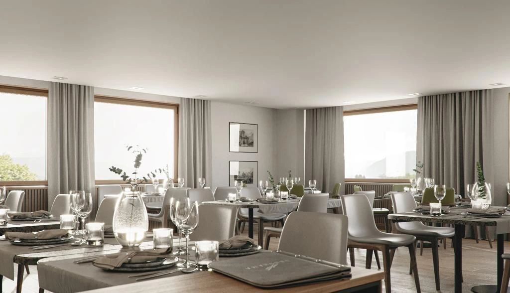 Salle de restaurant lumineuse avec parquet